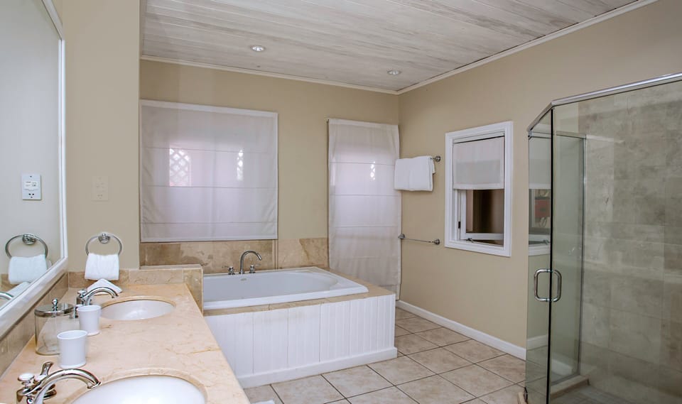 Primary Suite bathroom (en-suite) with shower and tub
