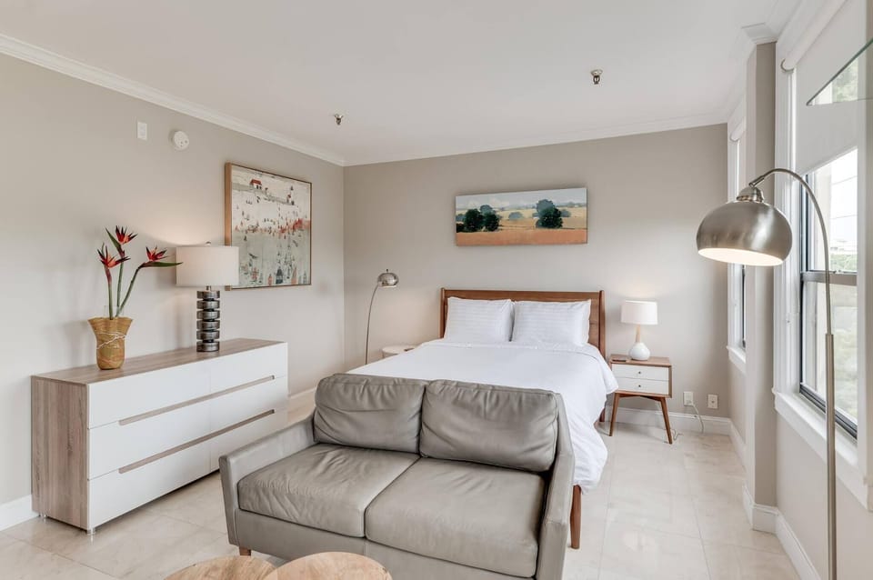 Queen size bed, clean linens, AC. Windows for natural sunlight. Lounge chair by the bed.
