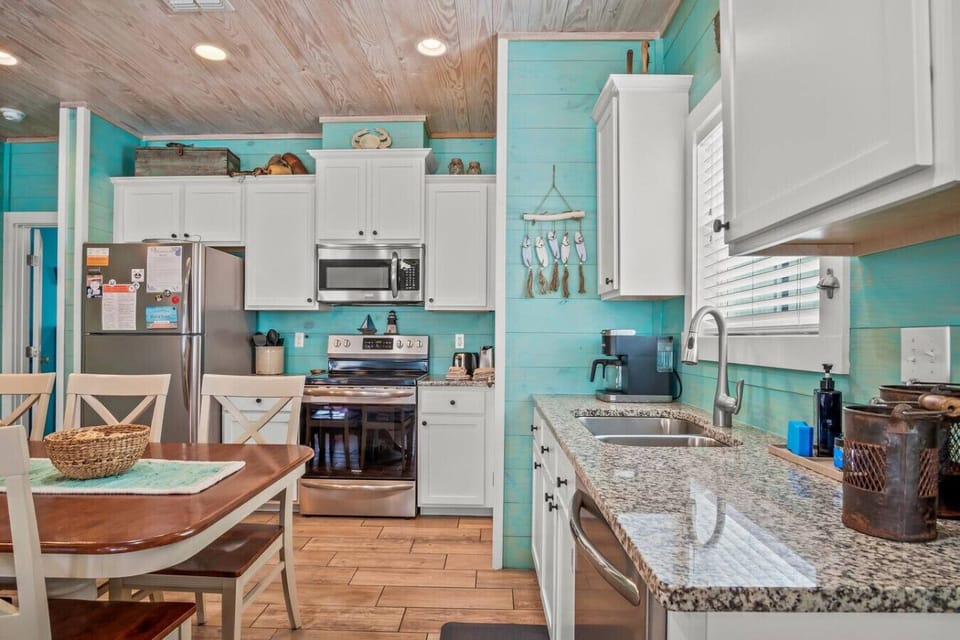 Fully equipped kitchen with coastal charm – perfect for cooking together.