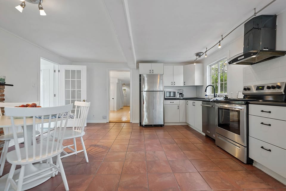 Dining area in kitchen - Sweet reTreat - Niagara-on-the-Lake