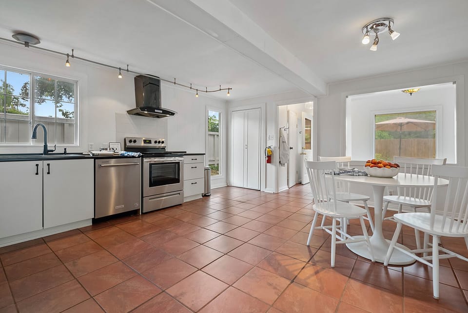 Dining area in kitchen - Sweet reTreat - Niagara-on-the-Lake