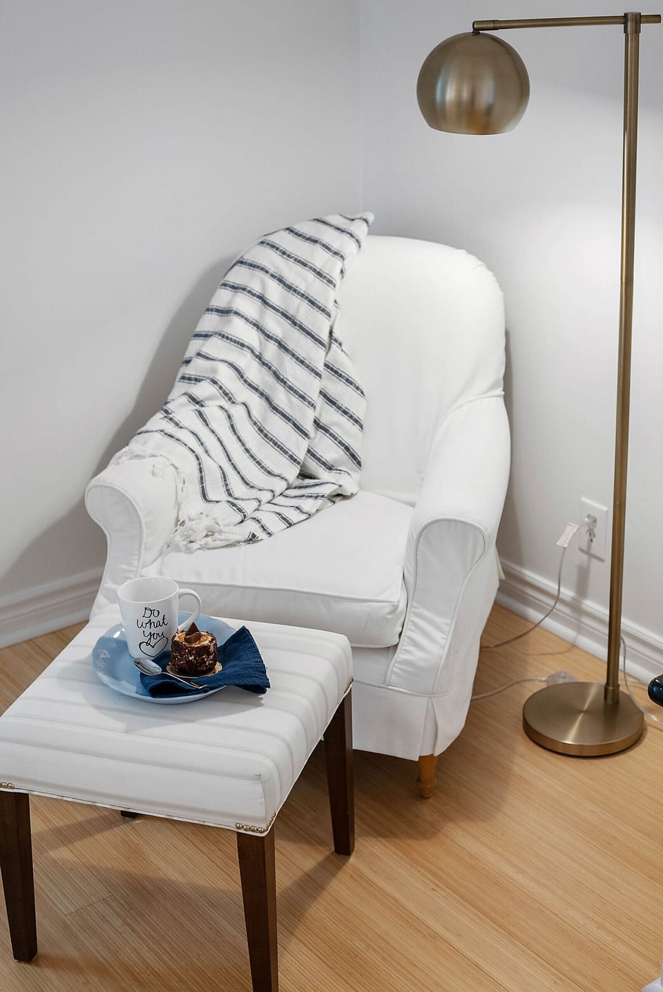 Primary bedroom with Queen bed and fireplace - Sweet reTreat- Niagara-on-the-Lake