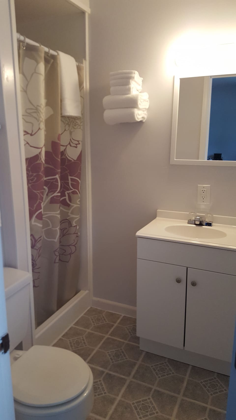 Standard Single Room, 1 Double Bed | Bathroom | Shower, free toiletries, hair dryer, towels