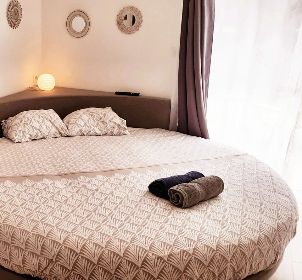 Deluxe Room, Jetted Tub | Free WiFi