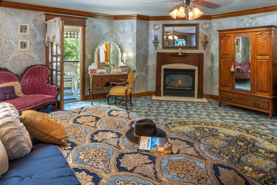 Gabriel | In-room safe, individually decorated, individually furnished, desk