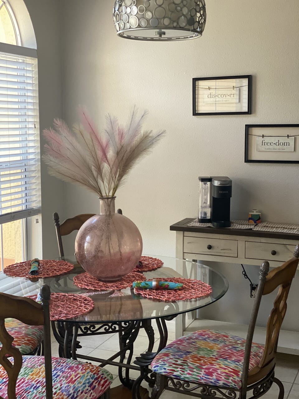 Breakfast Nook/Dinning Area for 4