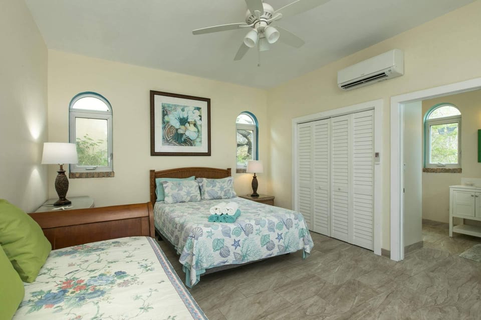 4th Bedroom with Queen Bed &amp; Daybed