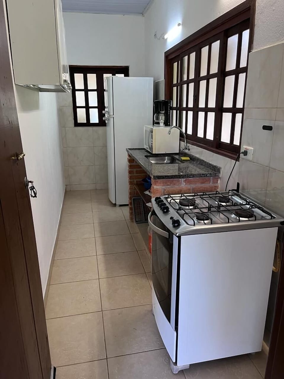 Deluxe Studio | Private kitchen | Fridge, microwave, cookware/dishes/utensils