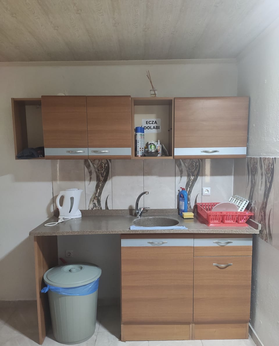 Full-size fridge, stovetop, cookware/dishes/utensils, cleaning supplies