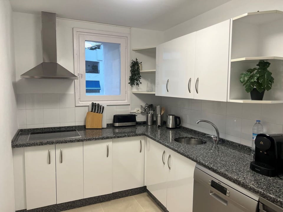 Countertop, Cabinetry, Kitchen Sink, Tap, Property, Sink, Plant, Kitchen, Kitchen Stove, Kitchen Appliance