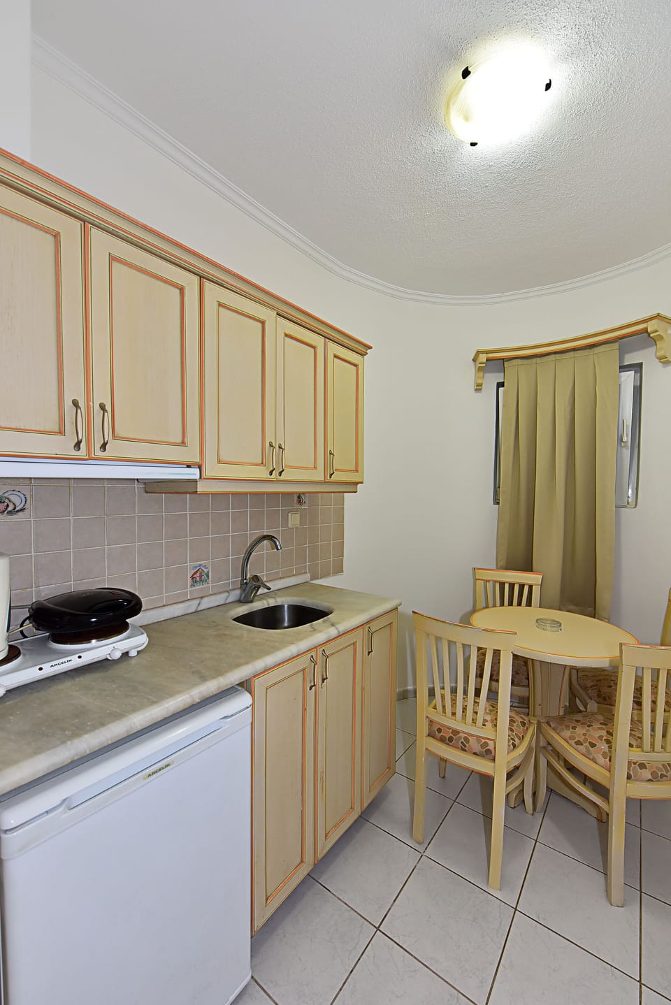 Apartment, 1 Bedroom | Private kitchenette | Fridge, stovetop, electric kettle