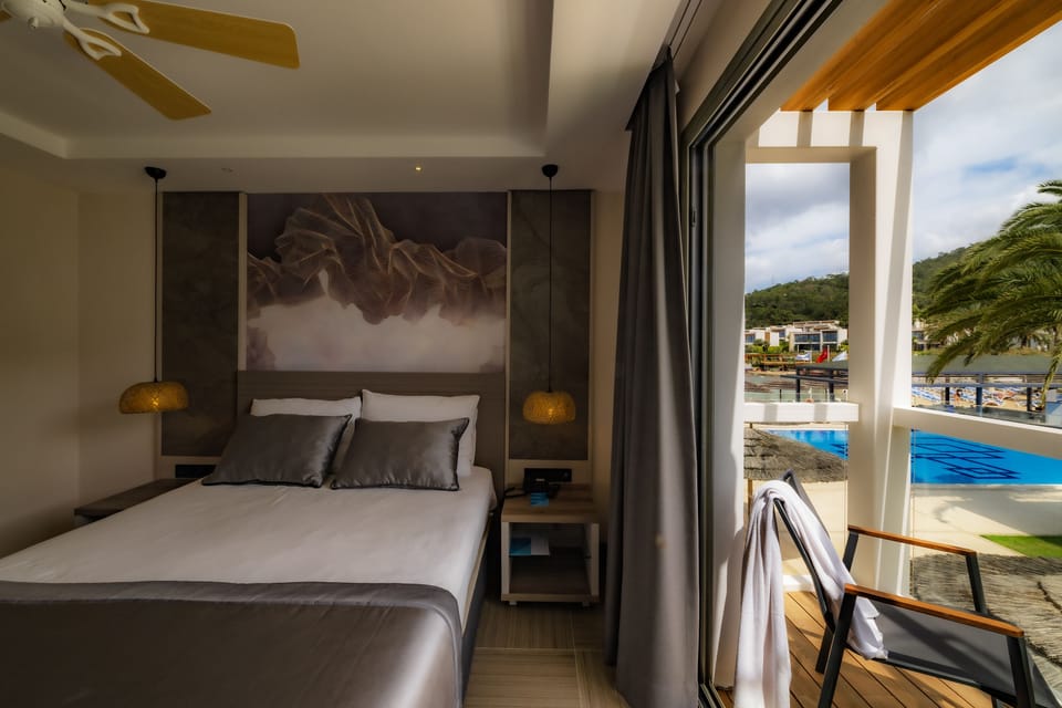 Junior Suite | Premium bedding, free minibar, in-room safe, iron/ironing board