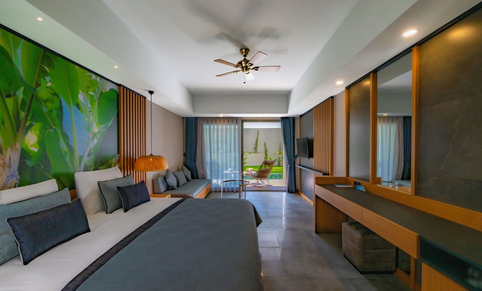 Swim-Up Deluxe - Only adults 16+ | Premium bedding, free minibar, in-room safe, iron/ironing board