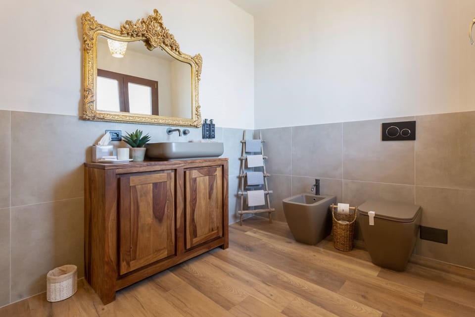 Classic Double Room | Bathroom | Shower, rainfall showerhead, free toiletries, hair dryer