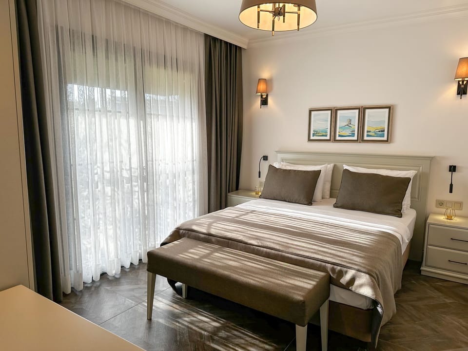 Standard Suite | In-room safe, desk, laptop workspace