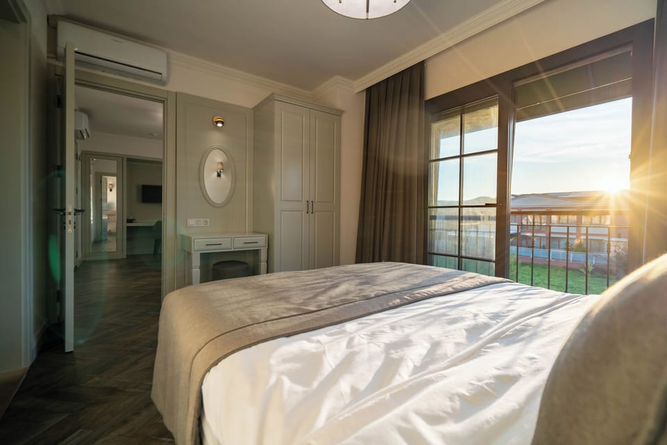Standard Suite | In-room safe, desk, laptop workspace