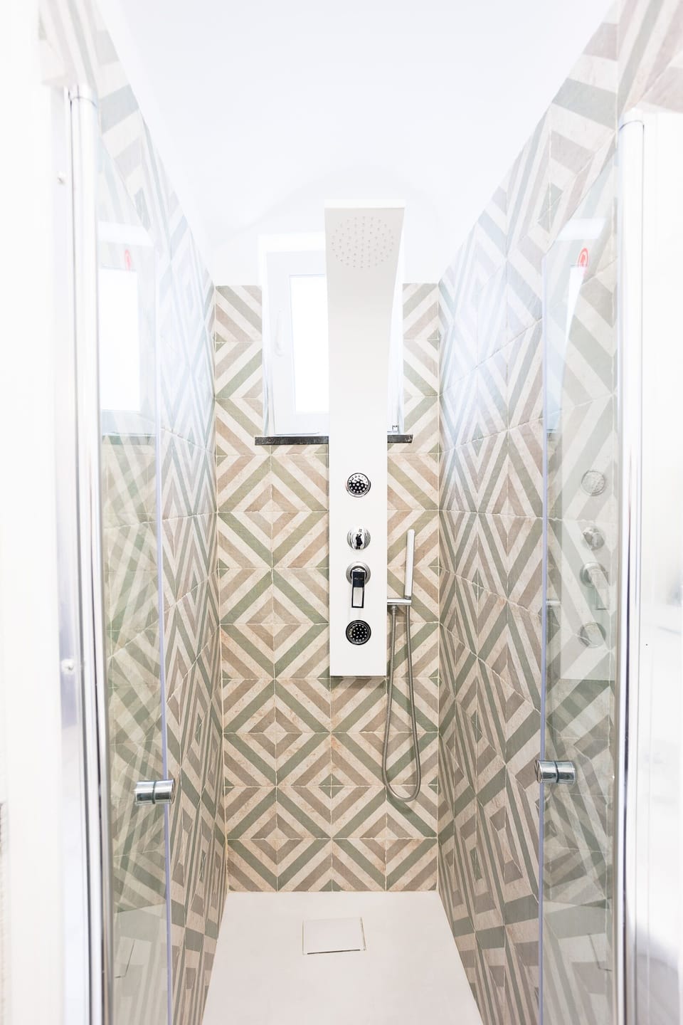 Junior Studio Suite | Bathroom | Shower, rainfall showerhead, towels, soap
