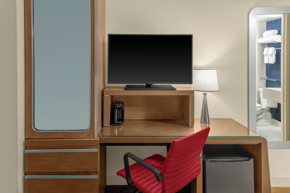 Premium bedding, in-room safe, desk, blackout drapes