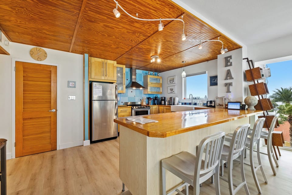 Fully equipped kitchen.