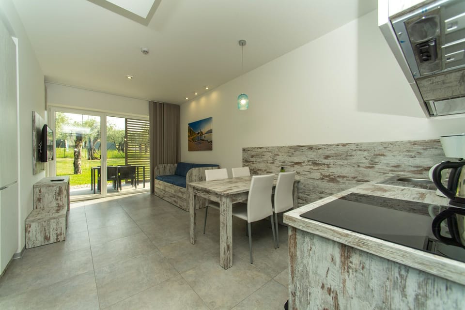 Apartment (Malcesine) | Living area | 42-inch flat-screen TV with satellite channels, TV