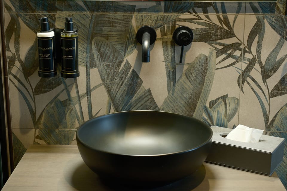 Business Suite | Bathroom | Free toiletries, hair dryer, slippers, bidet