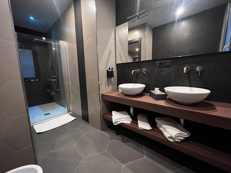 Superior Room | Bathroom | Free toiletries, hair dryer, slippers, bidet