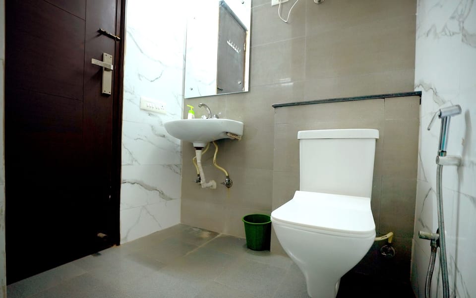 Deluxe Room | Bathroom | Shower, towels