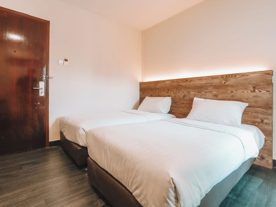 Deluxe Twin, Window | In-room safe, WiFi (free), bed sheets