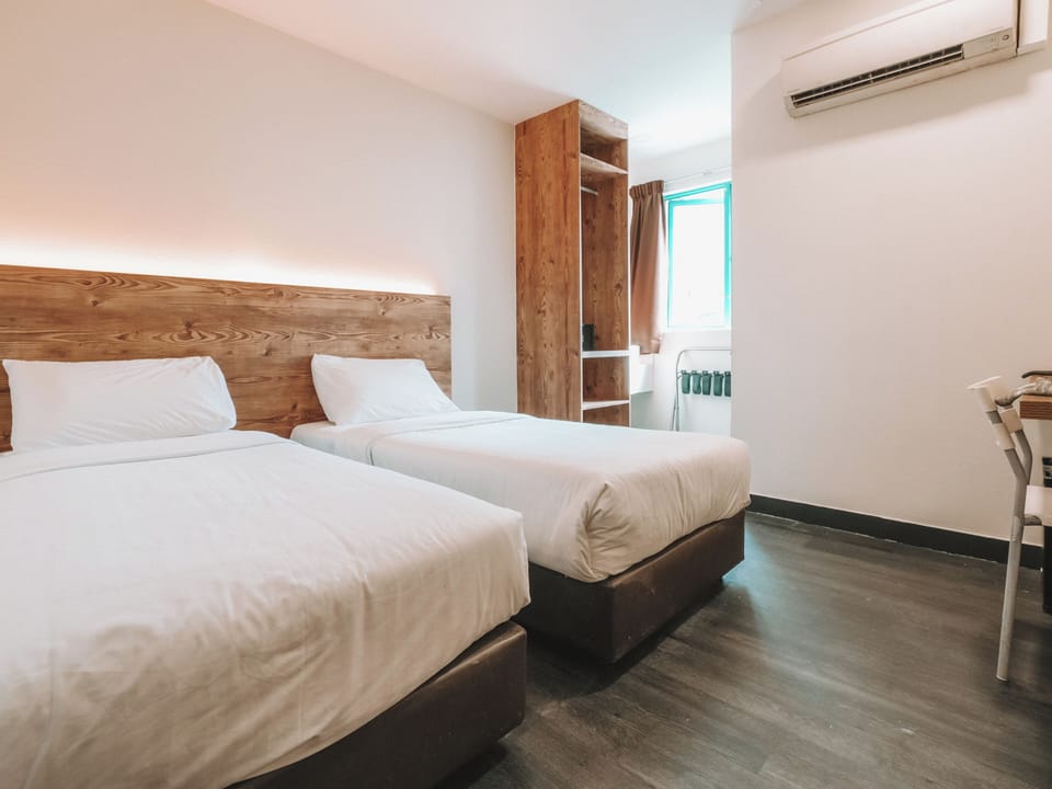 Deluxe Twin, Window | In-room safe, WiFi (free), bed sheets