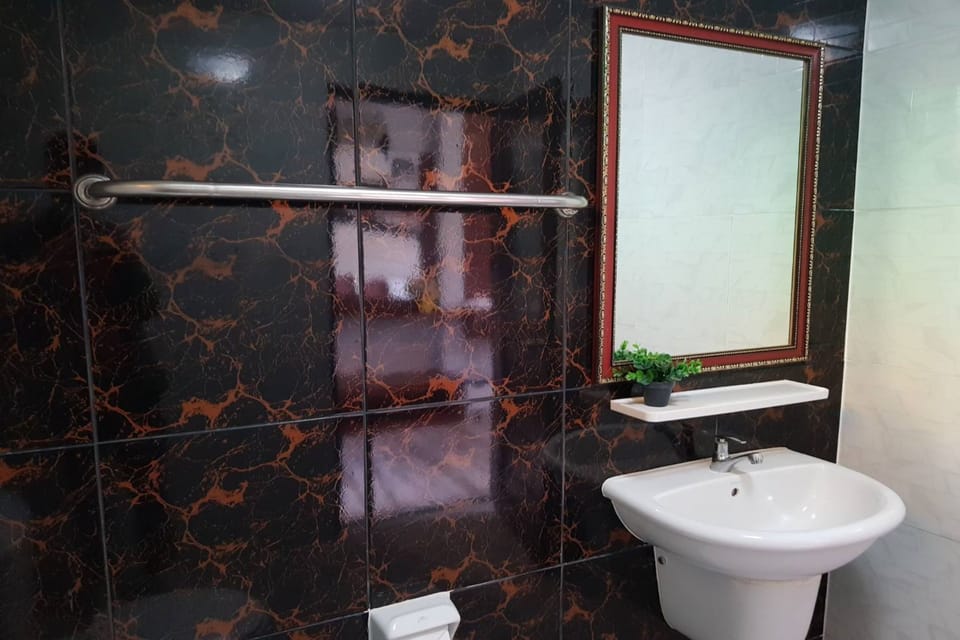 Superior Double Room | Bathroom | Shower, rainfall showerhead, free toiletries, towels