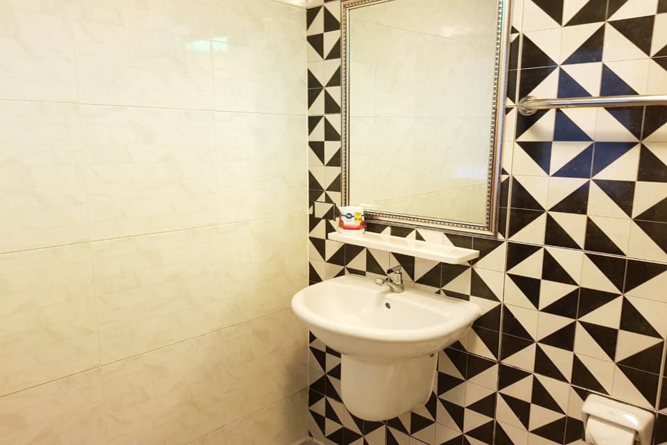 Superior Twin Room | Bathroom | Shower, rainfall showerhead, free toiletries, towels