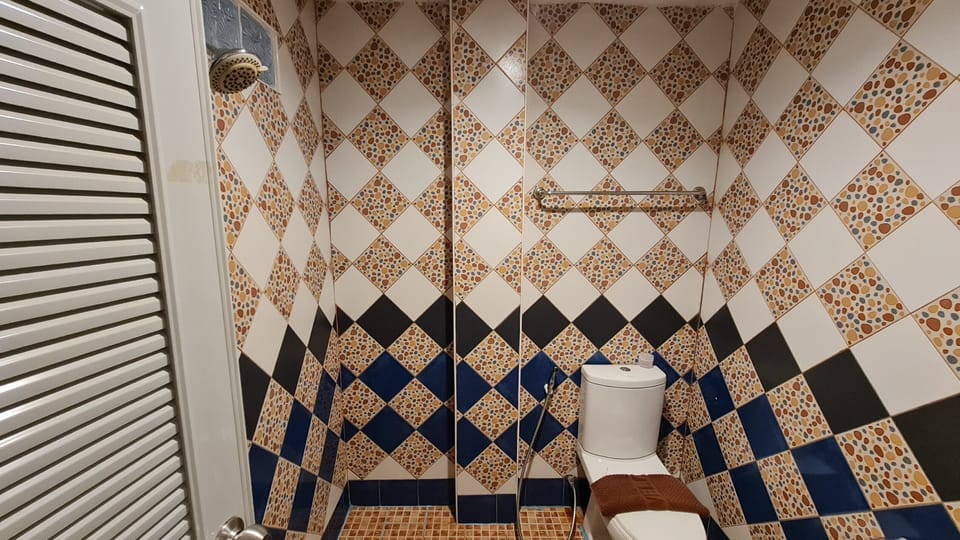 Standard Double Room | Bathroom | Shower, free toiletries, towels