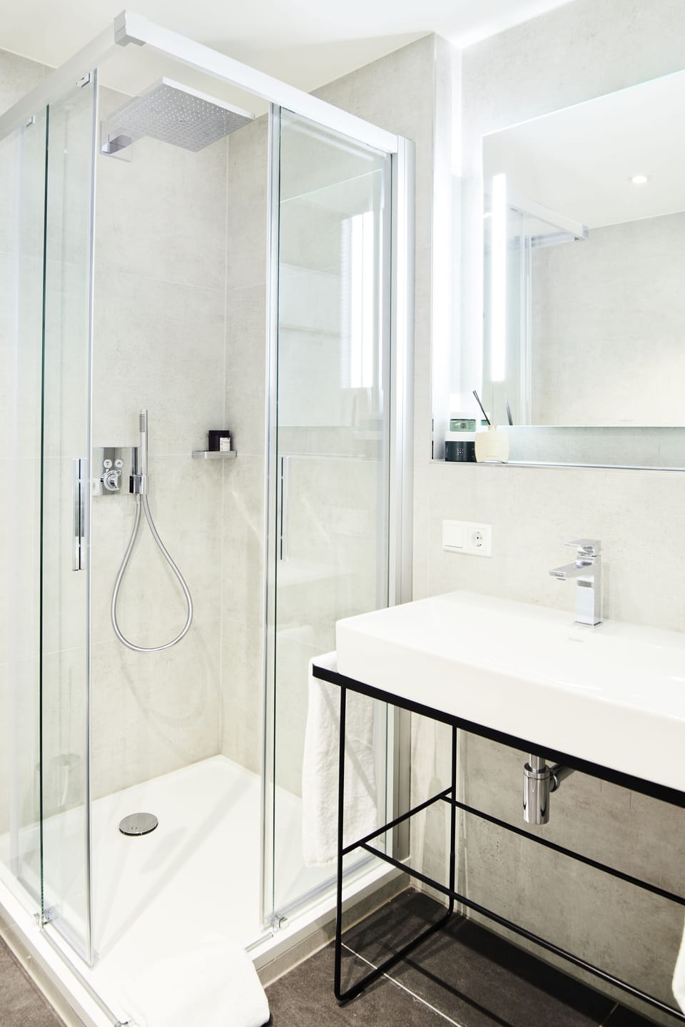 Shower, rainfall showerhead, free toiletries, hair dryer