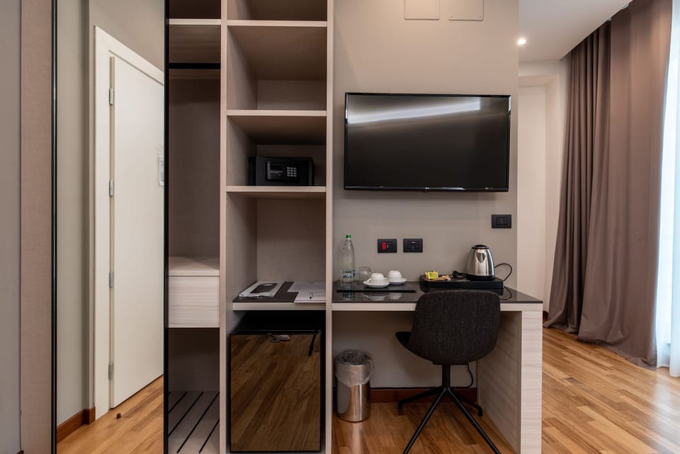 Deluxe Double or Twin Room, Courtyard View | Minibar, in-room safe, desk, laptop workspace