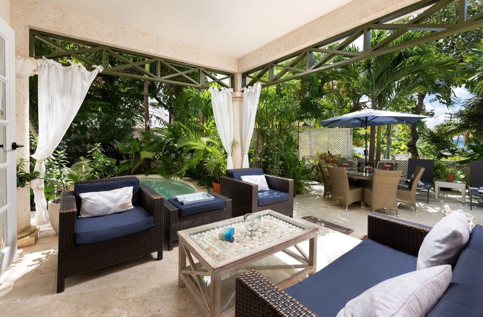 Beacon Hill 202-Moonshadow: Covered lounge area