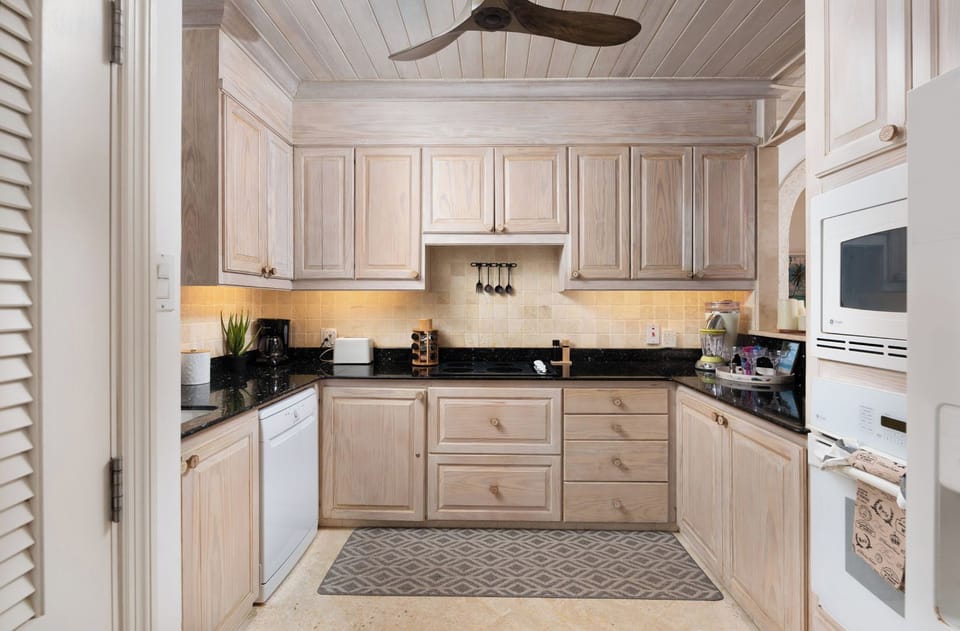 Beacon Hill 202-Moonshadow: Kitchen