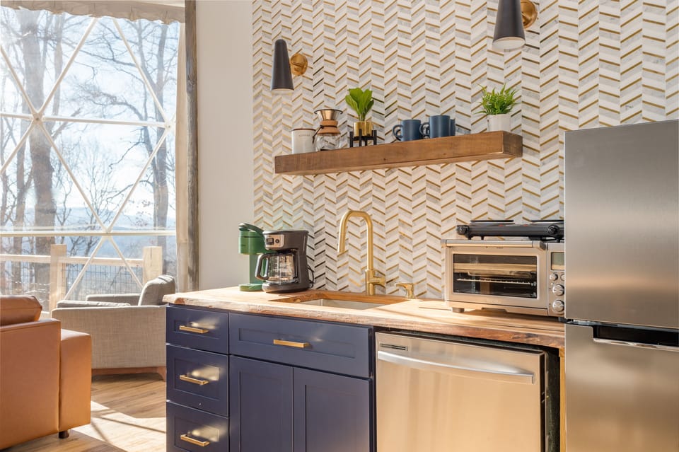 XL Luxe Geo Dome + Hot Tub + Mountain Views | Private kitchen | Mini-fridge, coffee/tea maker, toaster oven, cookware/dishes/utensils