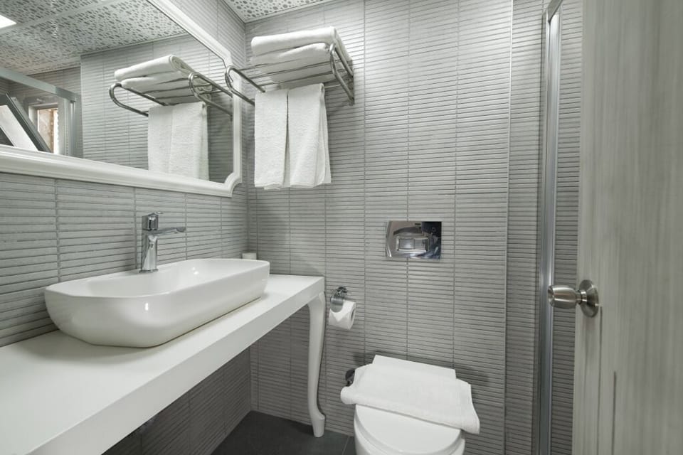 Deluxe Room | Bathroom | Slippers