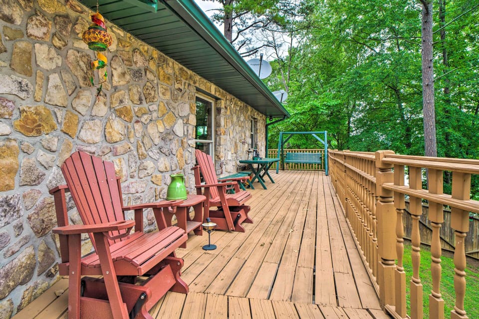 Furnished Deck | 2 Grills (Propane & Charcoal Provided)