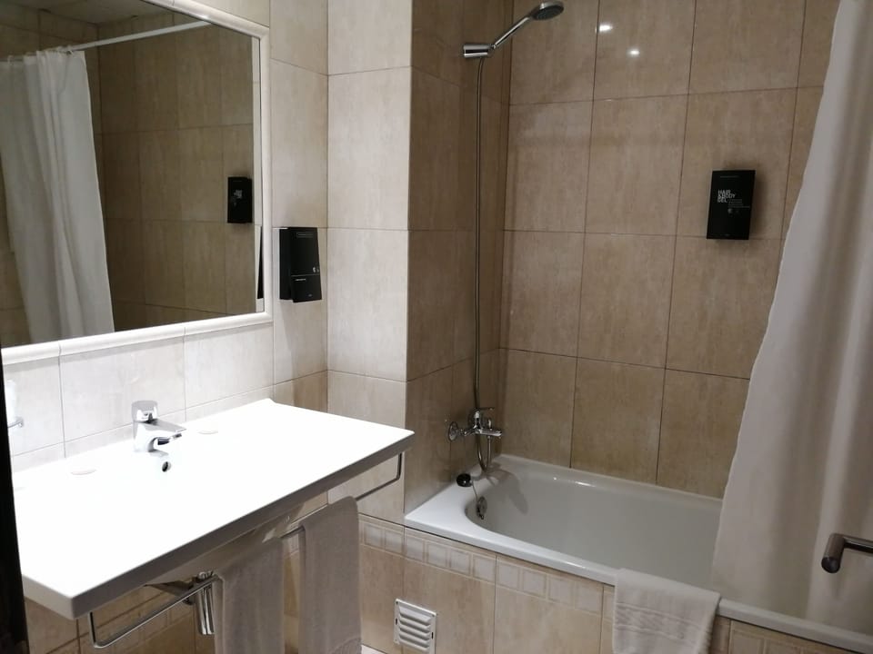 Double Room | Bathroom | Combined shower/tub, free toiletries, hair dryer, bidet