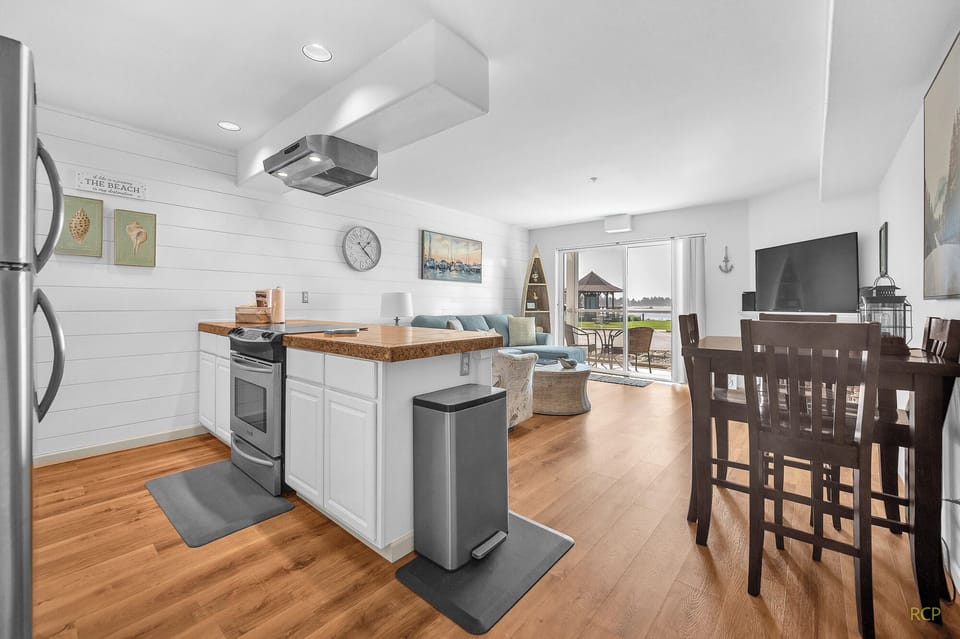 Kitchen, Dinning Area, Waters Edge 104