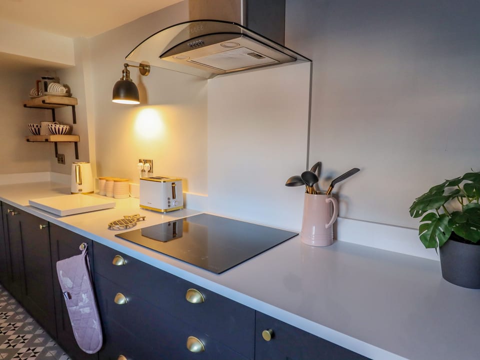 Cottage | Private kitchen | Fridge, dishwasher, electric kettle, toaster