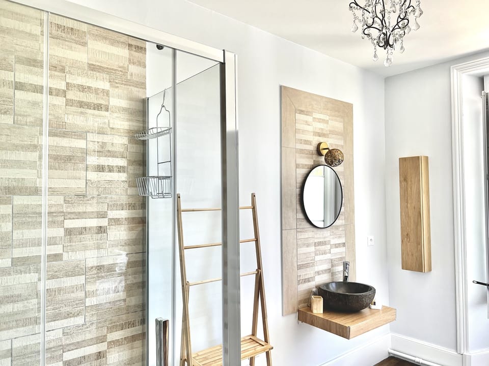 Deluxe Twin Room | Bathroom | Hair dryer, bathrobes, slippers, towels