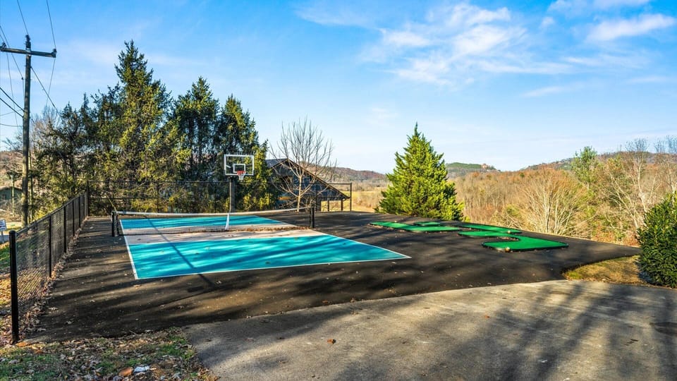 Private sports court and mini golf!!