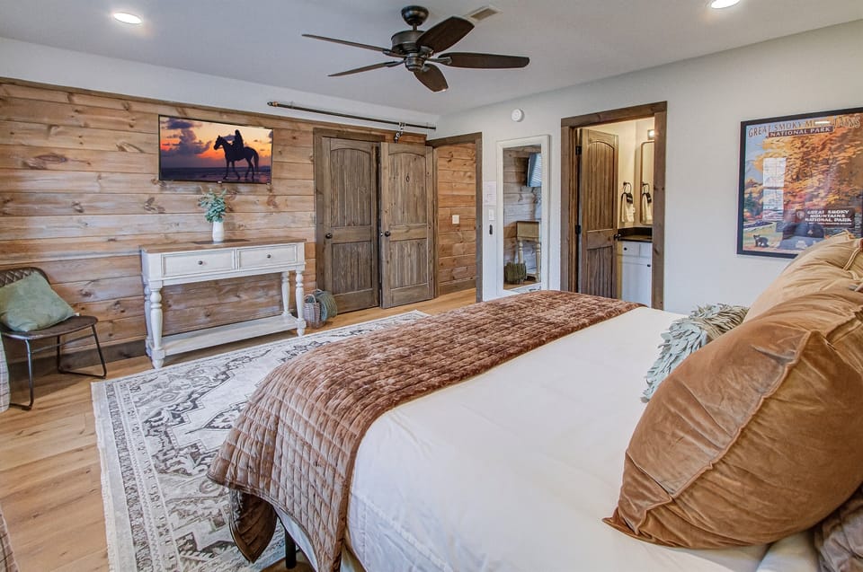 Bedroom 6 with king bed, smart tv, and ensuite bathroom