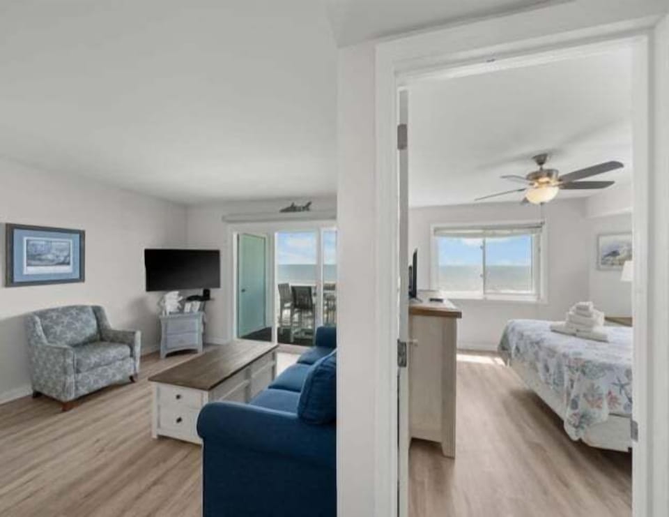 Indoors, Screen, Appliance, Ceiling Fan, Home Decor