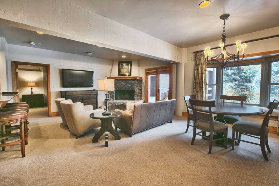 Living Room, Room, Indoors, Flooring, Chair