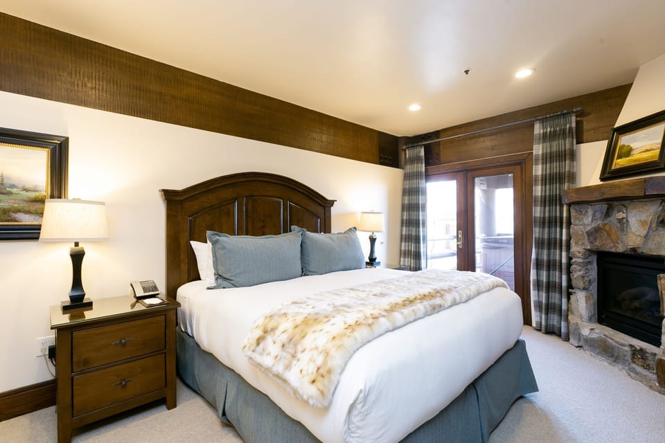 Bedroom, Room, Indoors, Furniture, Bed