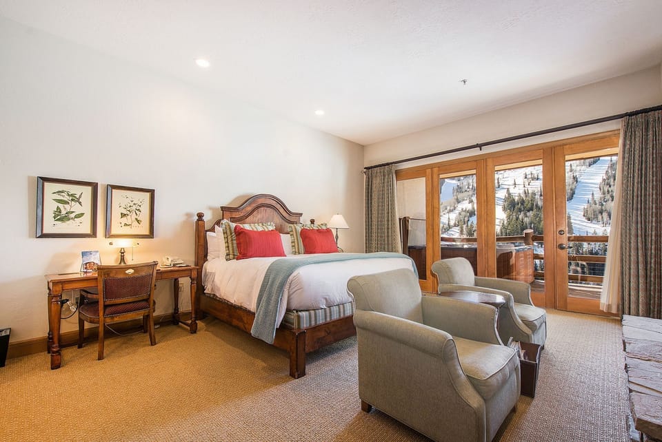 Room, Indoors, Living Room, Bedroom, Flooring
