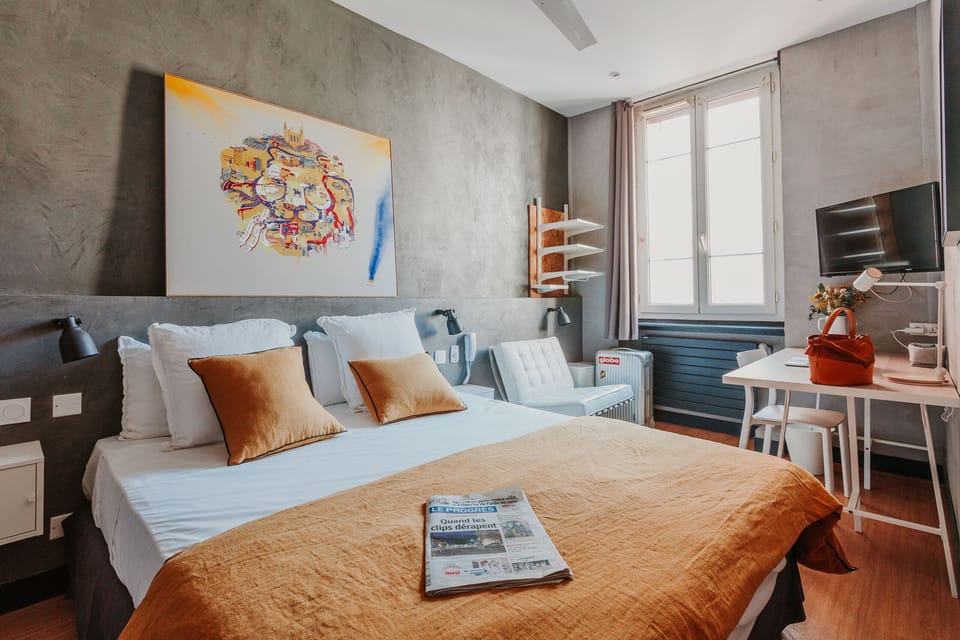 Comfort Double Room, 1 Queen Bed, Non Smoking | Select Comfort beds, in-room safe, laptop workspace, free WiFi